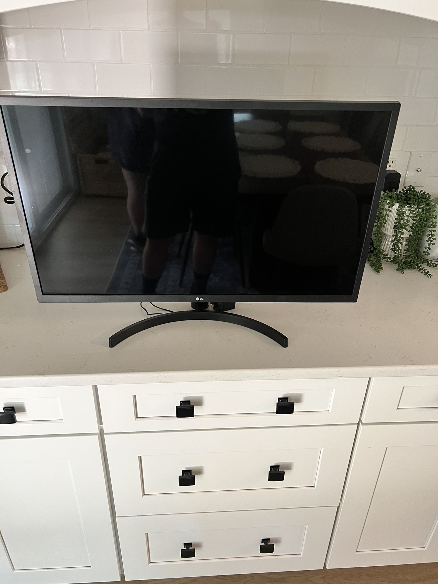 *LIKE NEW* LG 32” Computer Monitor