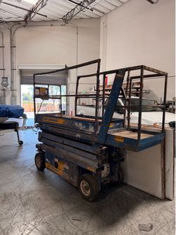 Up-right XL19 scissor lift