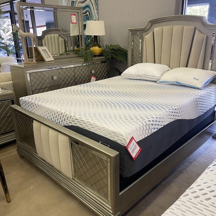 Chevanna Platinum Queen Uph. Panel Bedroom Set / 3pc