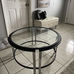 Coffee Table And 2 End Tables Excelent Comditions 