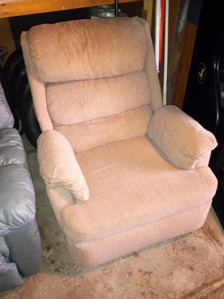 Very Nice Lazy boy Rocker/,Recliner Perfect Condition From A Smoke /Pet