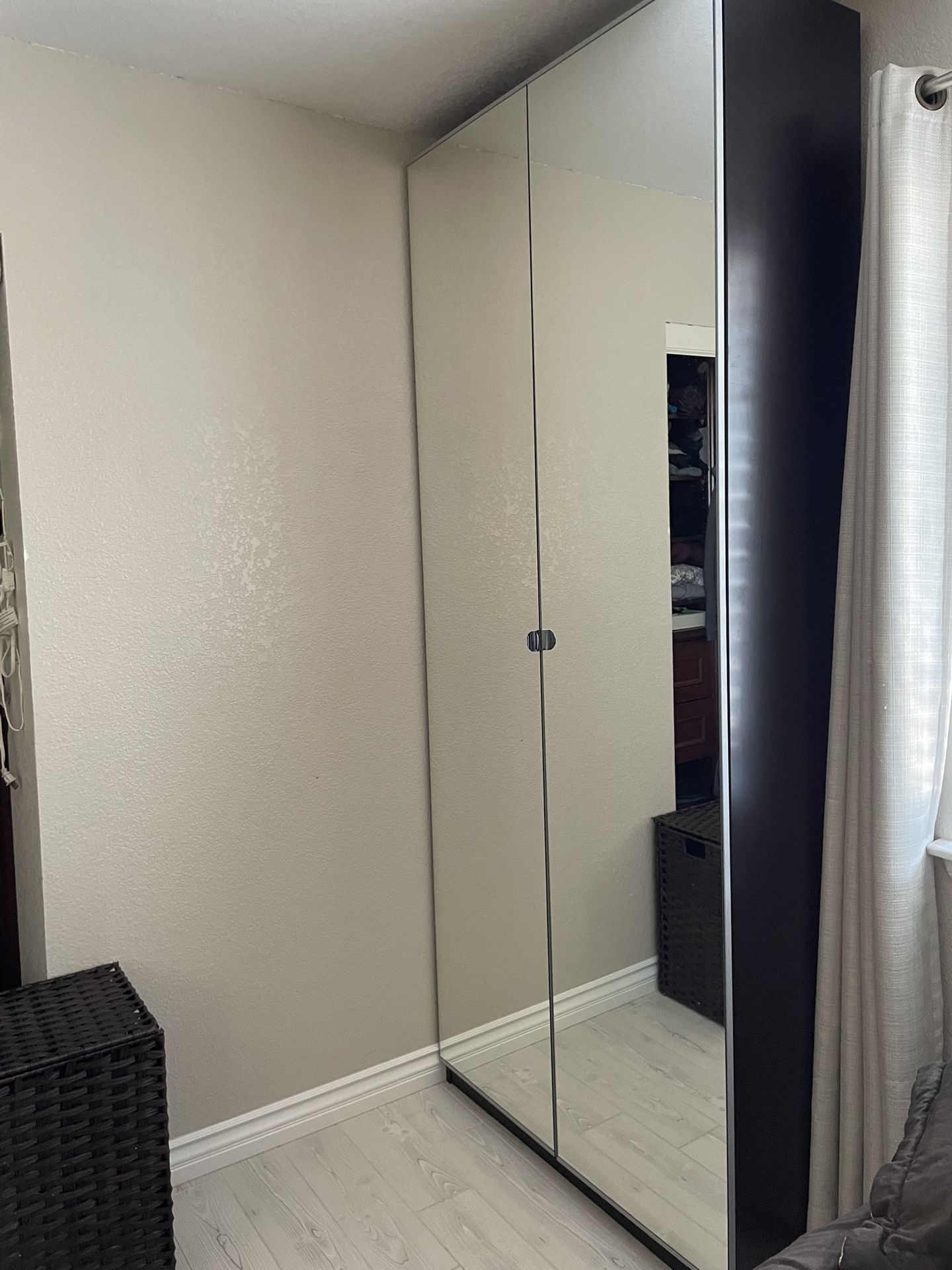 Wardrobe With Mirror Doors 