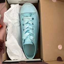 BABY BLUE CONVERSE . 