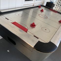 AIR HOCKEY TABLE FOR SALE ALL PIECES COME WITH THE TABLE  HMU WITH ANY QUESTIONS 