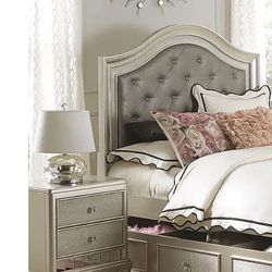 Bed Frame - night stand ; Sofía vergara petit paris 