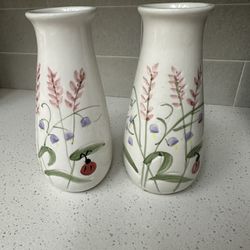 Vintage from the 1980s Ceramic bud vase with flowers and lady bugs. In excellent condition with no chips or cracks.