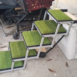 Dog Stairs.. Artificial Turf.  Like New
