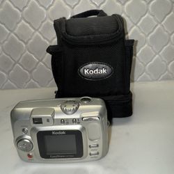 Kodak Easy Share CX7330 Digital Camera With Case- Works