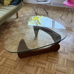 Coffee table Noguchi Style