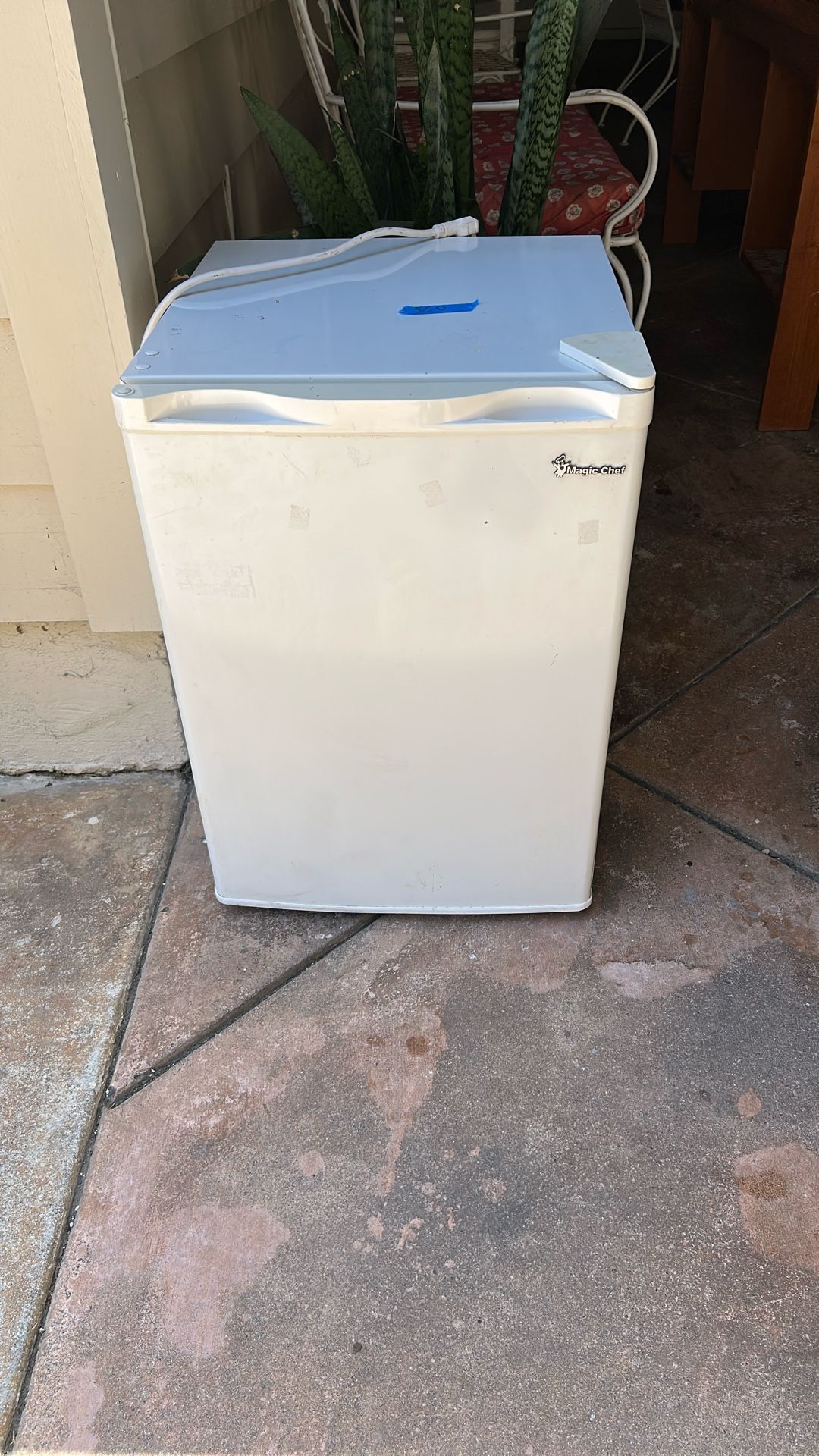 Magic Chef mini refrigerator
