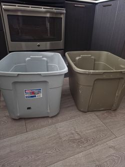 Storage bins with lids (2)