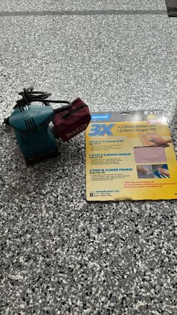 Makita Finishing Sander With Dust Bag