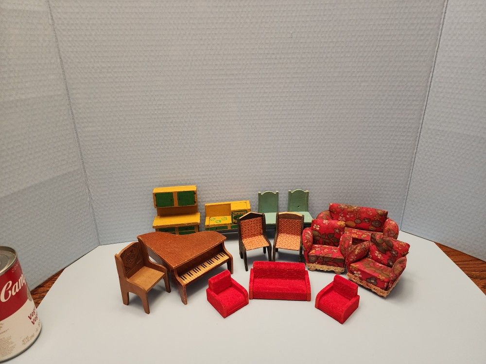 Vintage Mixed Lot Of Smaller Scale Dollhouse Furniture