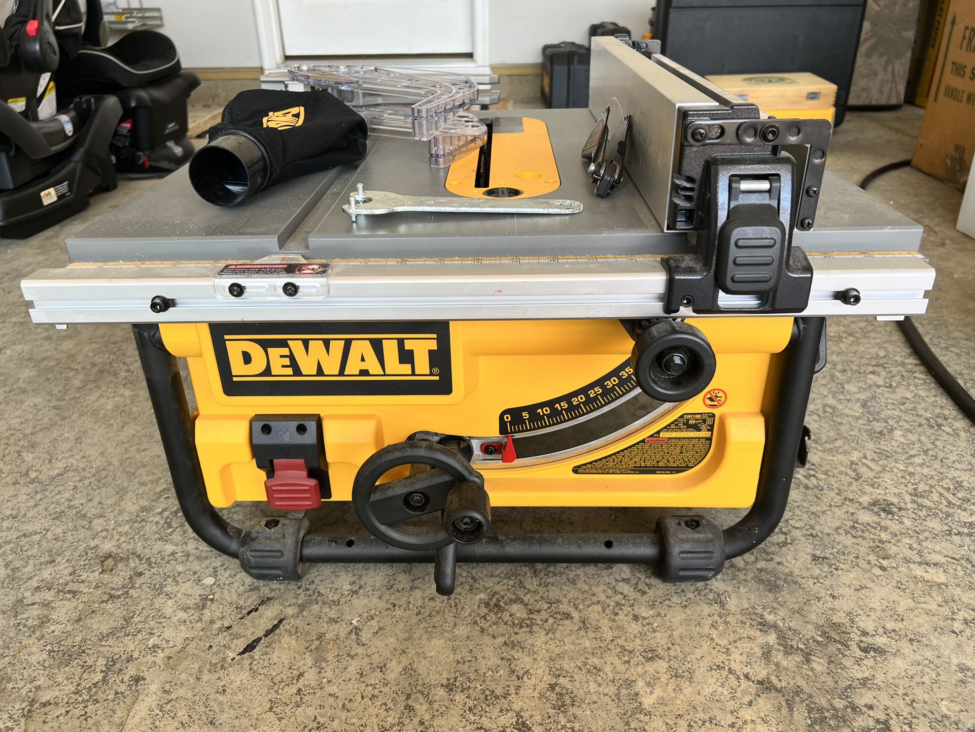 DEWALT  10-in Carbide-Tipped Blade 15-Amp Portable Table Saw