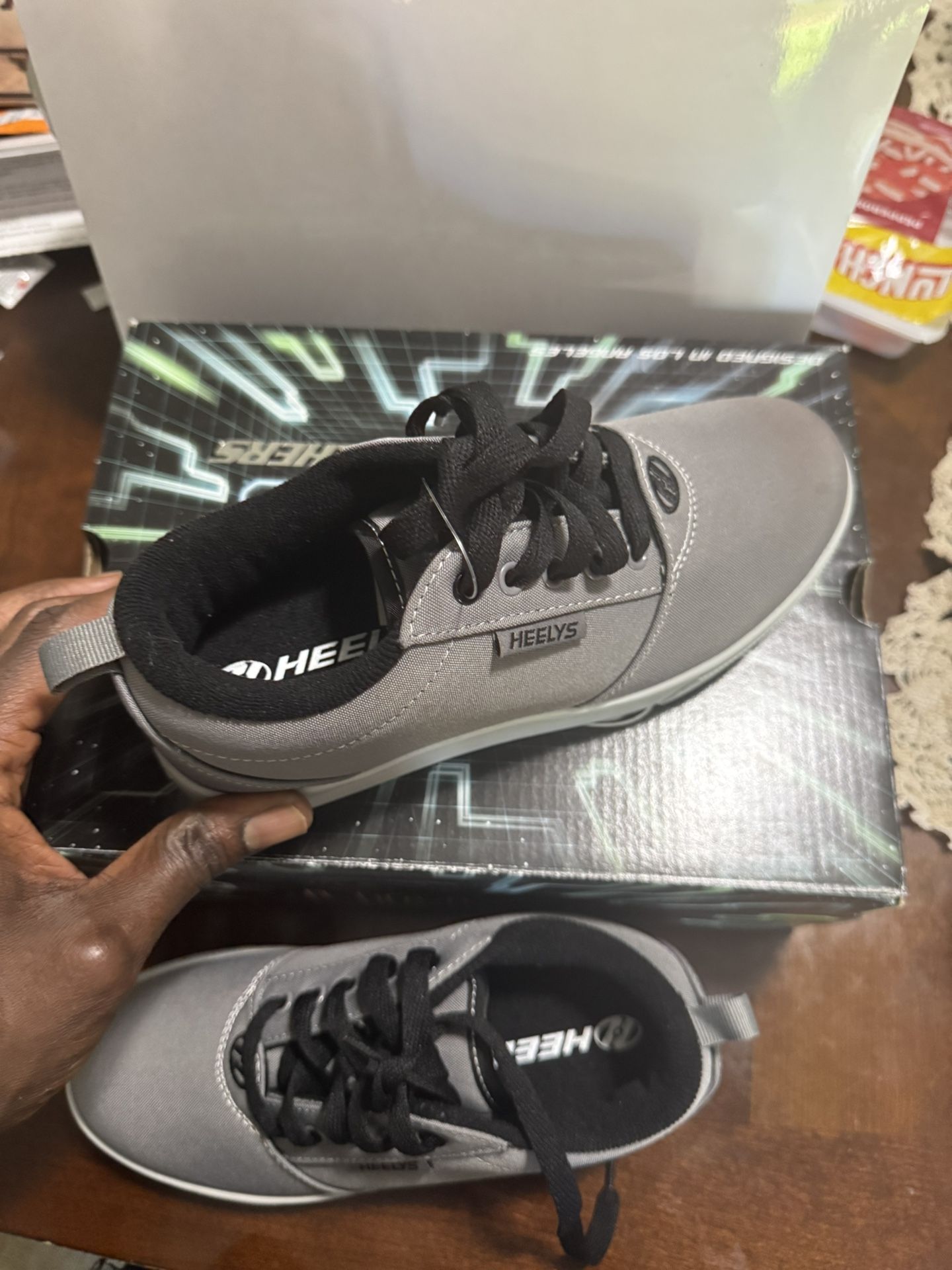 Heely Kids Shoes (Size 6)