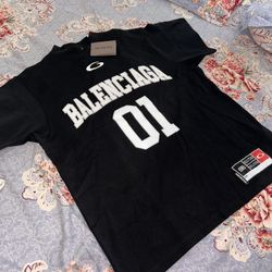BALENCIAGA MEN'S BASKETBALL SERIES - OVERSIZED T-SHIRT IN BLACK