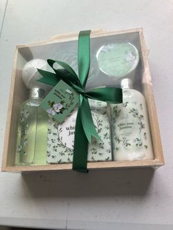 Brand new Freida and Joe white Rose Jasmine bath gift set in wooden caddy