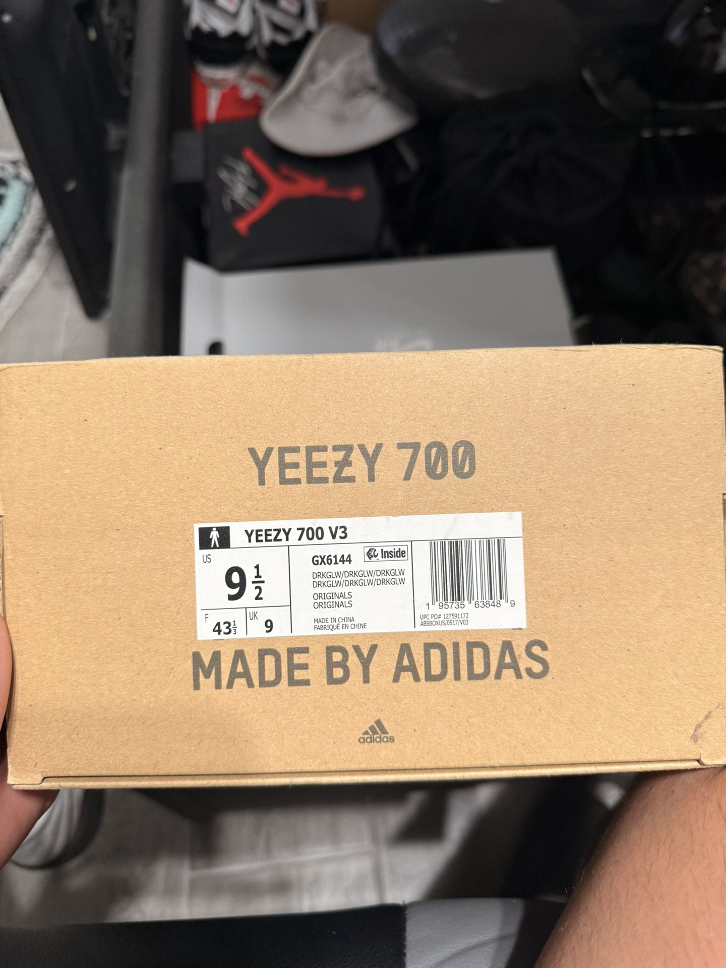 yeezy 700 dark glow size 9.5
