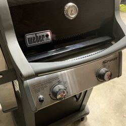 Very Clean Weber Spirit E-210 BBQ Grill Propane 3 Burners Silver Black Red