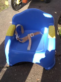 Plastic chair w straps for young child