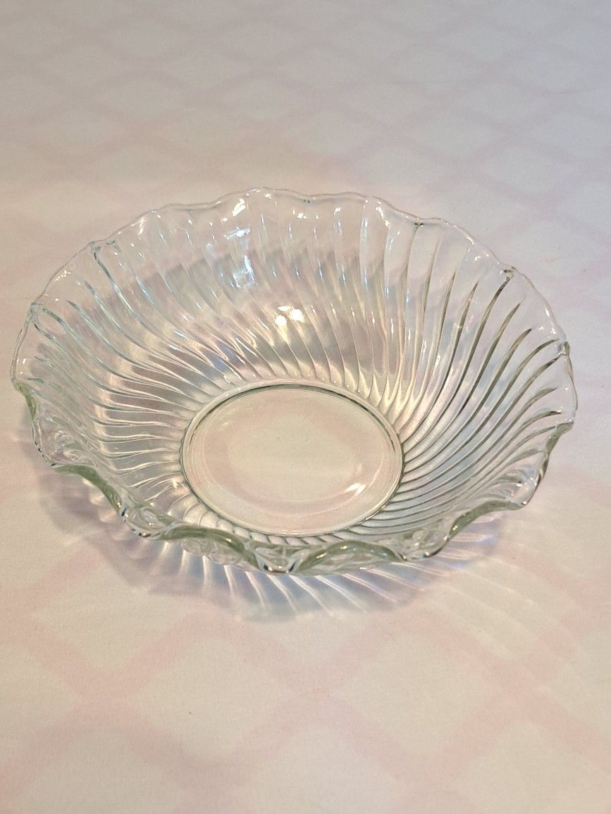 Vintage Serving Bowl W/ Scalloped Edge Clear Glass Beautiful π