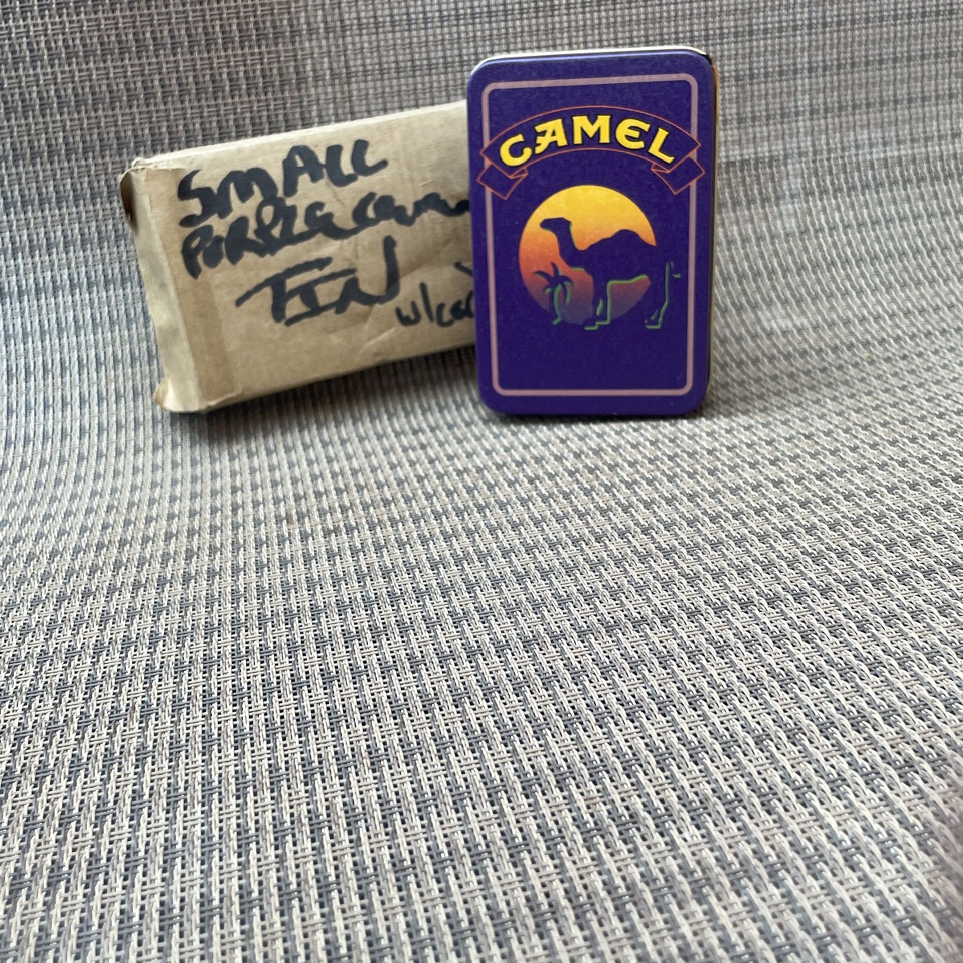 Camel Tin W/Camel Smooth Character Cards