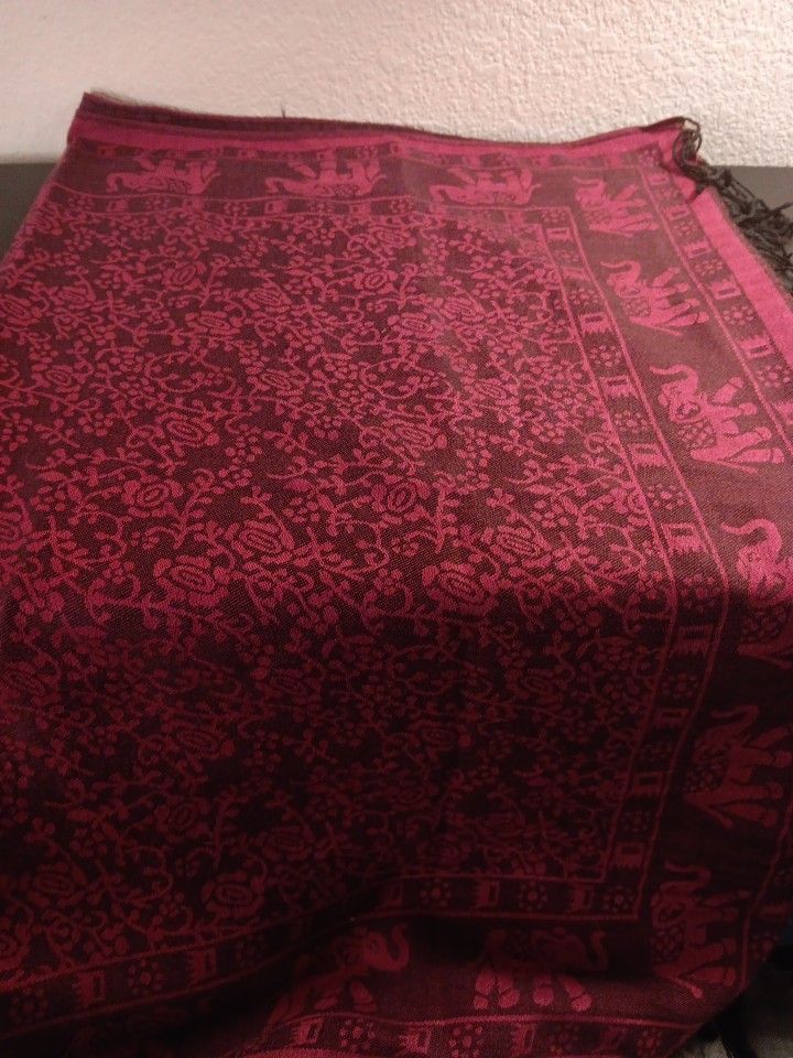 GORGEOUS Genuine 100% Pashmina Silk 28"x75" JAMAWAR Tassled Pink Shawl.
Elevate your fashion game with this exquisite 100% Pashmina silk shawl.
