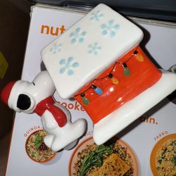 Snoopy Peanuts Christmas Dog House Salt and Pepper Shaker