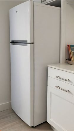 Whirlpool Top-Freezer Refrigerator