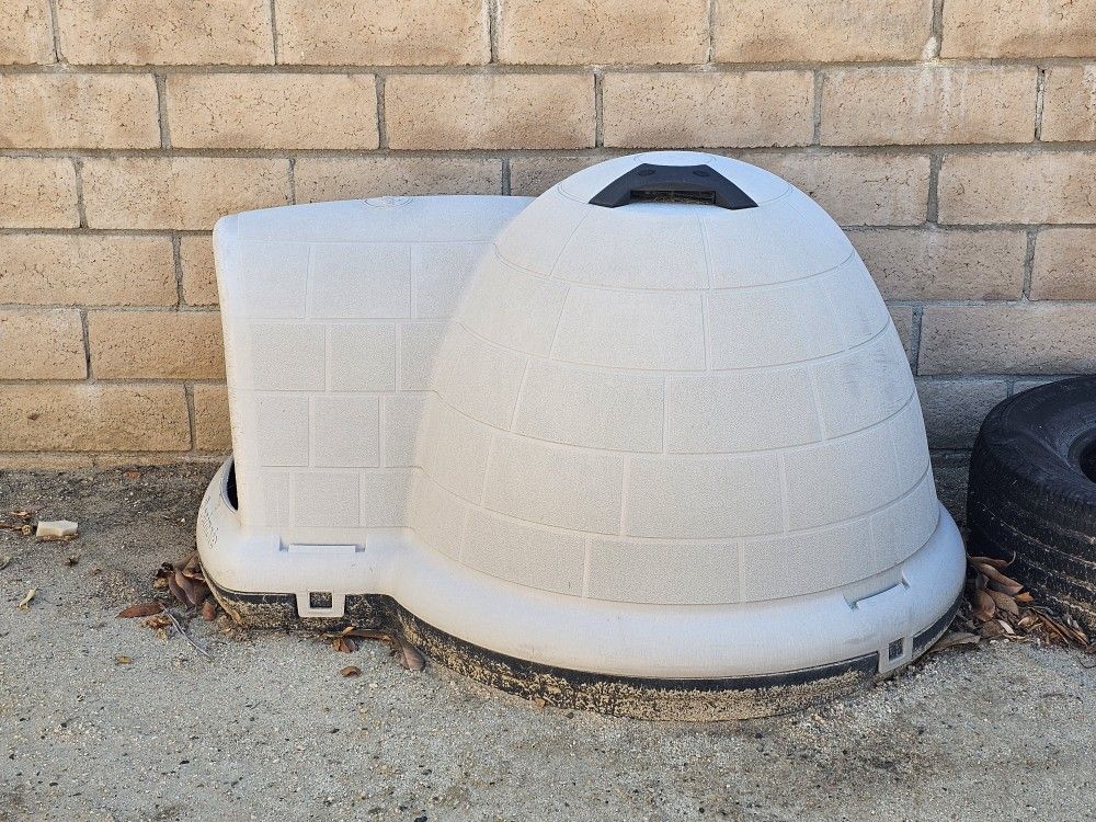 Large Igloo Dog House