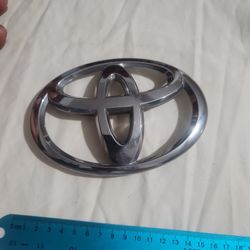 2011-2013TOYOTA HIGHLANDER/Camry SE FRONT GRILLE Emblem