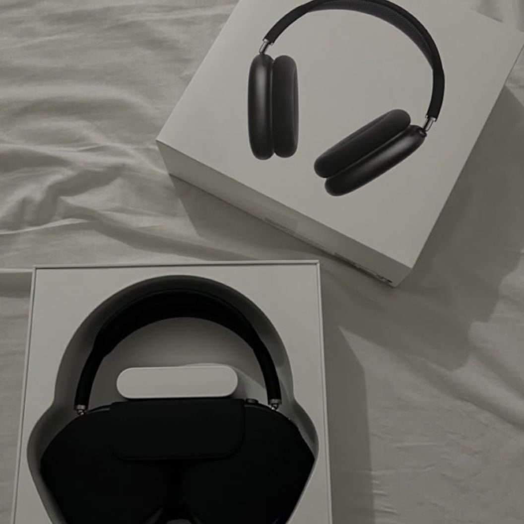 ACCEPTING OFFERS Black AirPod Maxes