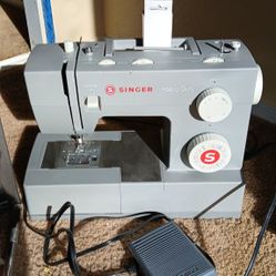 SINGER Heavy Duty 4452 Sewing Machine - Like New, Full Accessories & Original Box -