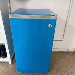 Igloo mini fridge like new
