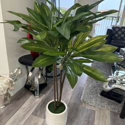 Pretty Artificial Plant  With Planter Inside Grass ! Brand New