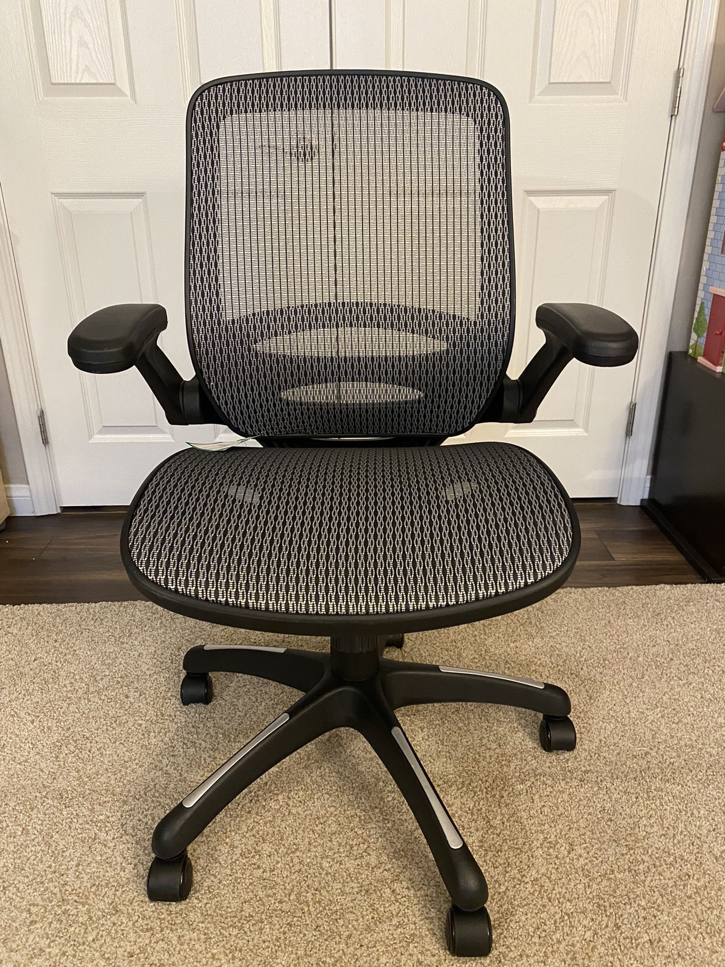 NEW FULL MESH OFFICE CHAIR W/TAGS