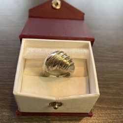 14k yellow gold bands on top of a sterling silver women’s ring size 7 1/2. Great design & beautiful ring
