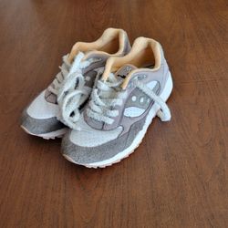 Saucony  Maybe Tomorrow Gray White XT 600 Womens S70682-2 Size US 7, EUR 
40. Upper leather, , lining textile, outsole rubber.
Pre-owned, good shape, 