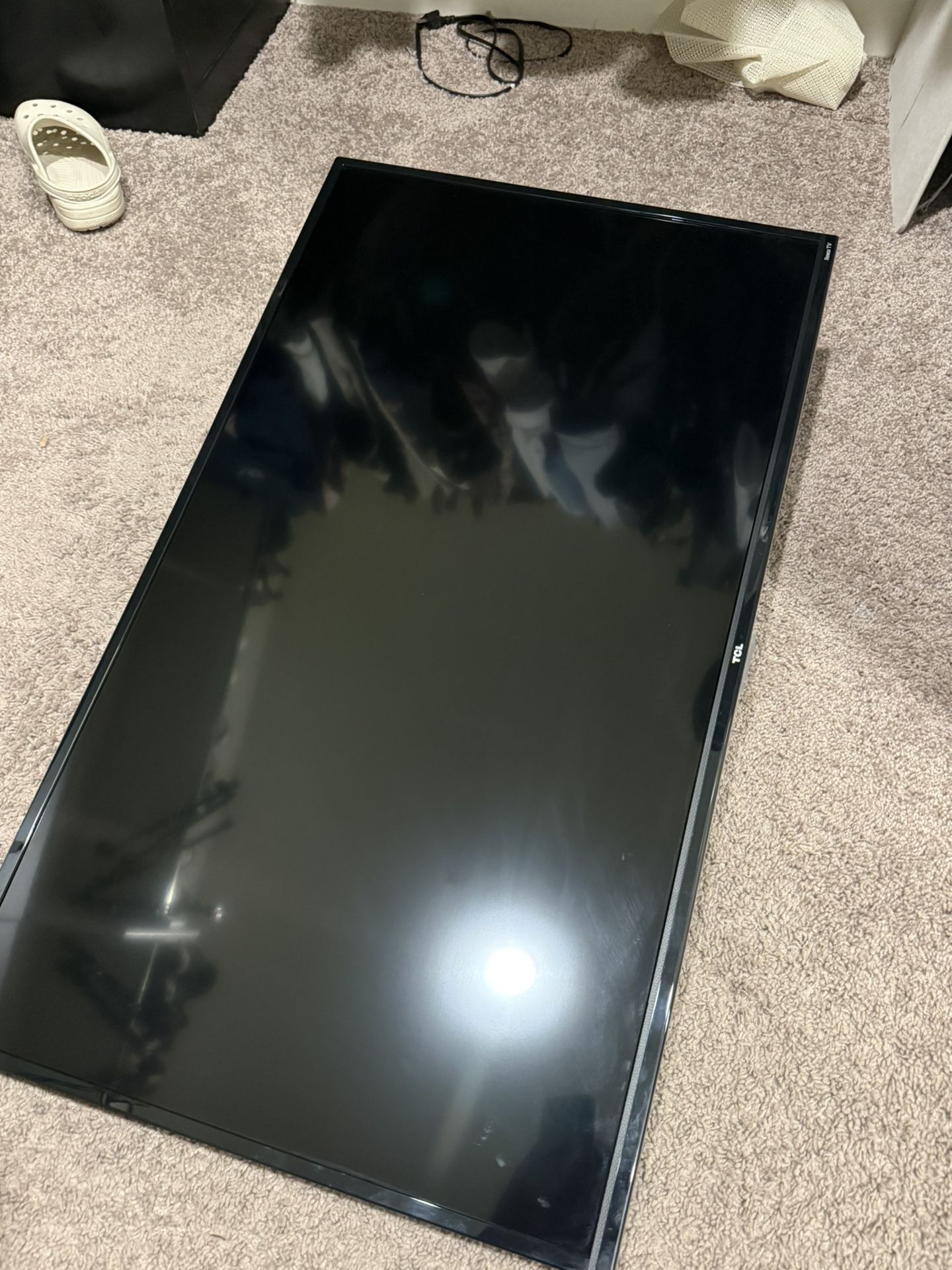 32” TCL Roku W/ Mount