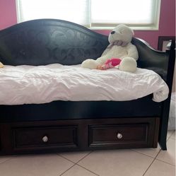 Daybed With Night Stand And Desk