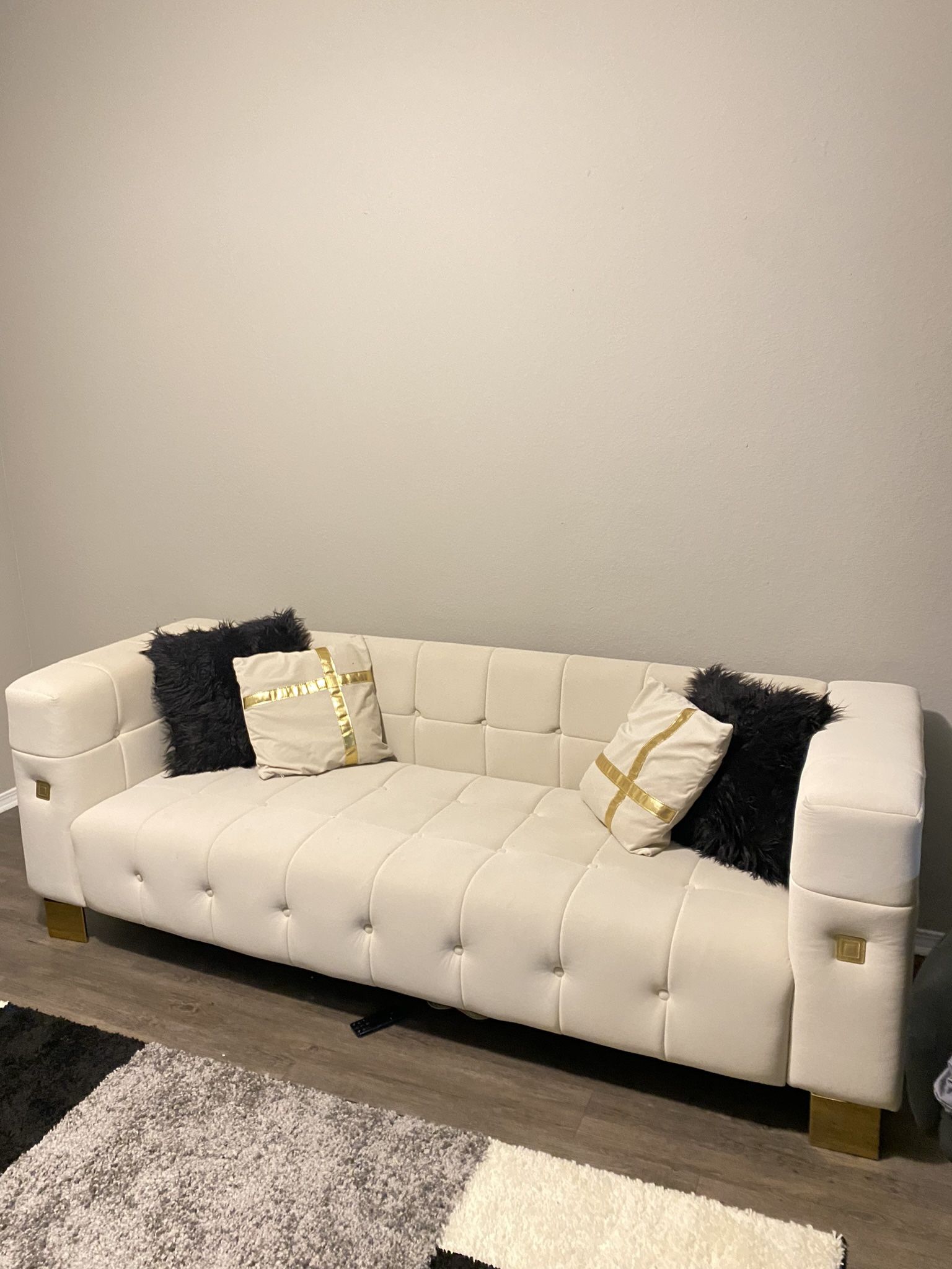 Cream Sofa (WILL DELIVER) for Sale in Dallas, TX OfferUp