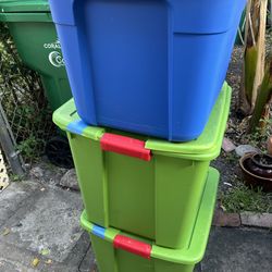 Plastic storage tote with lid