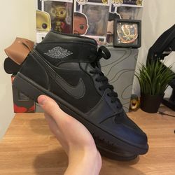 Air Jordan 1 Mid (Triple Black)