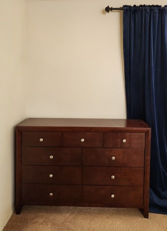 MOVING SALE: 8-Drawer Dresser – Clean & Sturdy (Living Spaces)