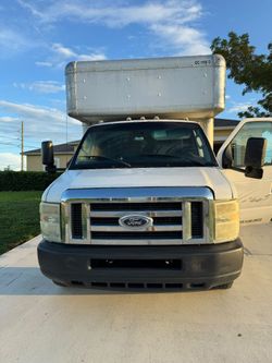 2009 ford E-350 Box truck 14ft