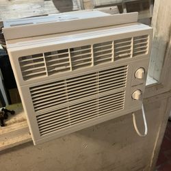 WINDOW AIR CONDITIONER 5,050  BTU 