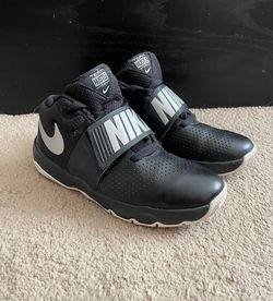 Nike Team Hustle D 8 (GS) Size 5Y