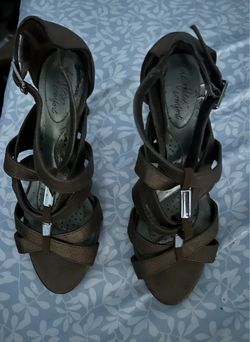 Women’s sandals size 6w