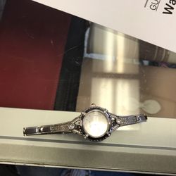 Guess Womens Silver tone Bracelet Watch Retail 100