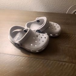 LIKE NEW LITTLE CROCS SIZE 5 TODDLER